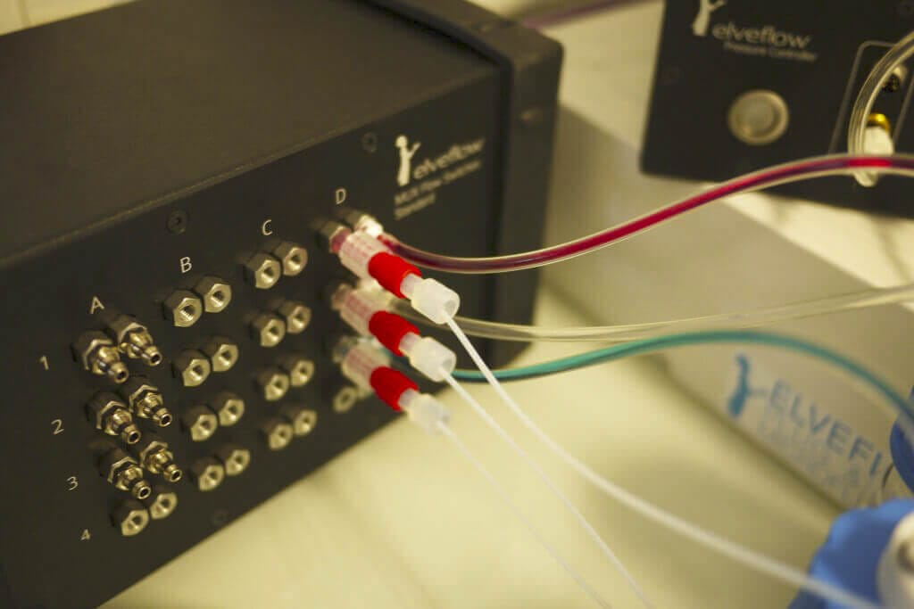 Microfluidic fast medium switch (OB1+MUX) Setup
