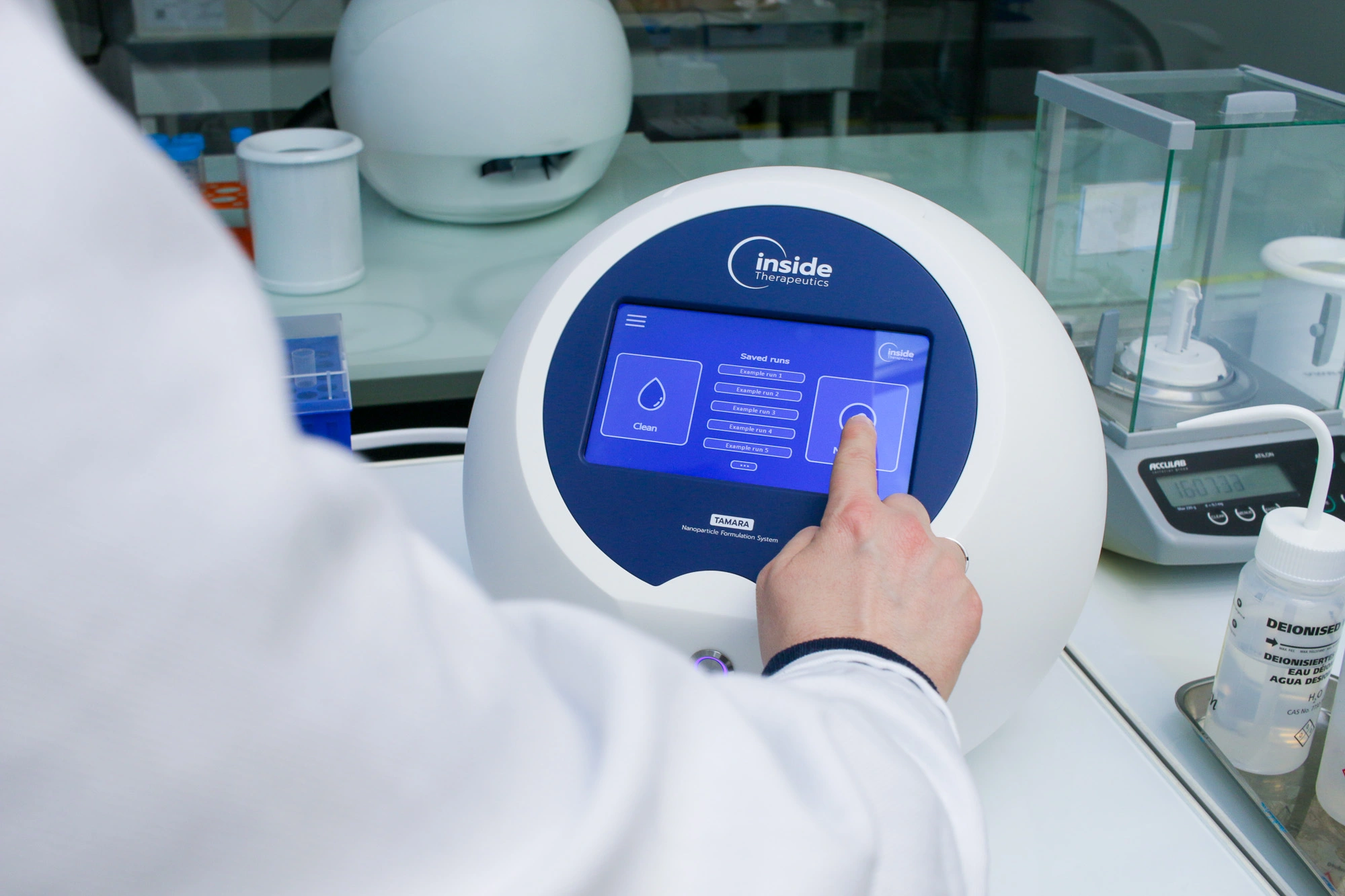 Chercheuse utilisant la plateforme TAMARA d'Elveflow dans un laboratoire.